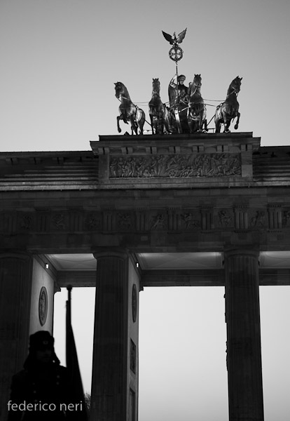 La Porta di Brandeburgo ed un soldato Russo per turisti
