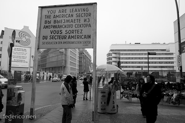 Il vecchio cartello del Checkpoint Charlie, lato Ovest