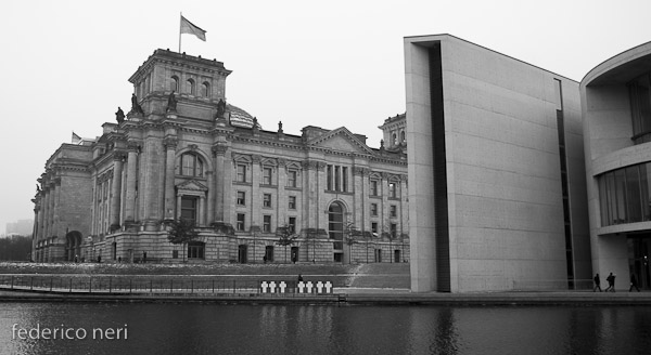 Palazzo della Cancelleria Tedesca, il vecchio Palazzo del Parlamento e le croci bianche in memoria delle vittime del Muro