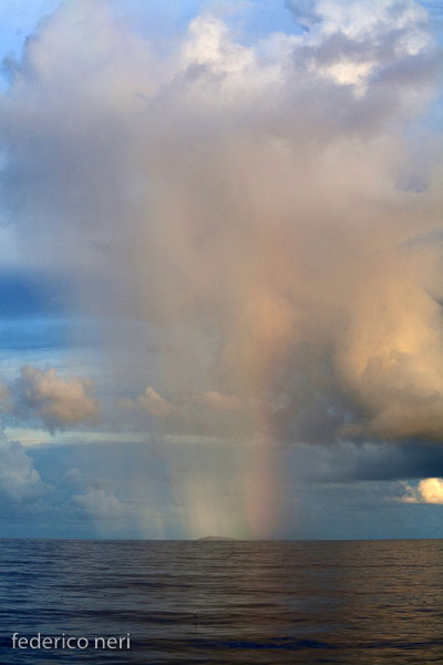 Pioggia ed arcobaleno in mare