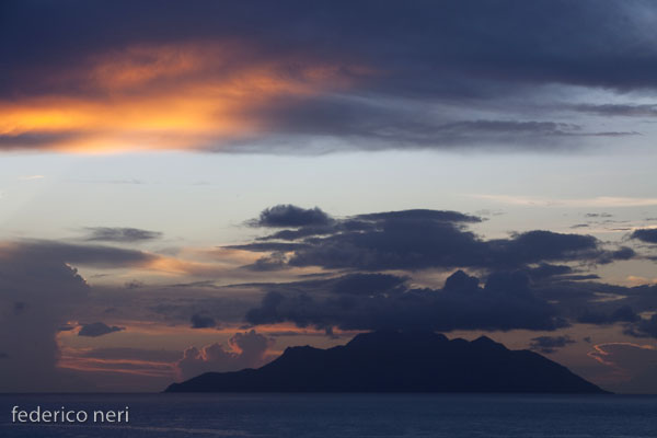 Silhouette Island al tramonto