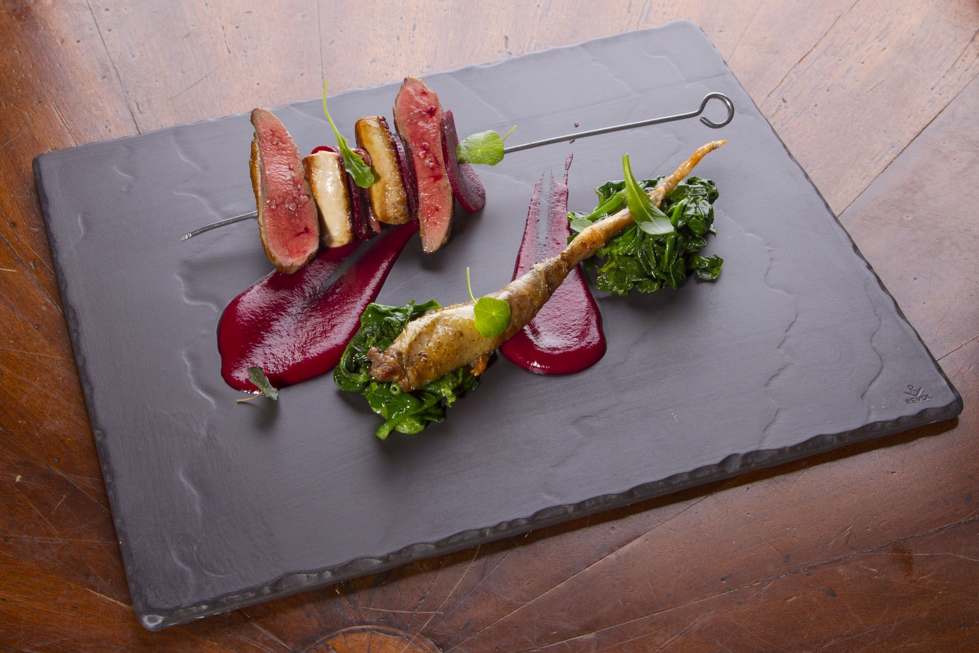 Piccione allo spiedo, foie gras, spinaci e rapa rossa alla grappa