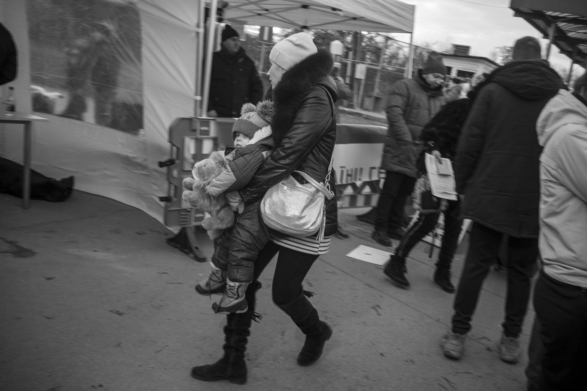 Madre e figlio che arrivano in Romania