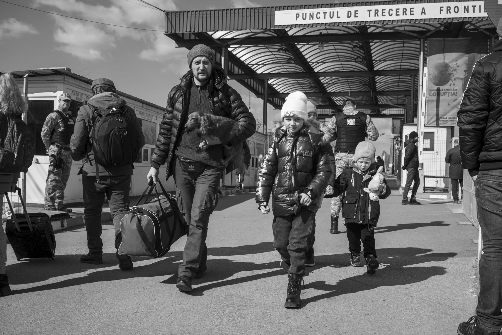 Intere famiglie lasciano piedi l′Ucraina