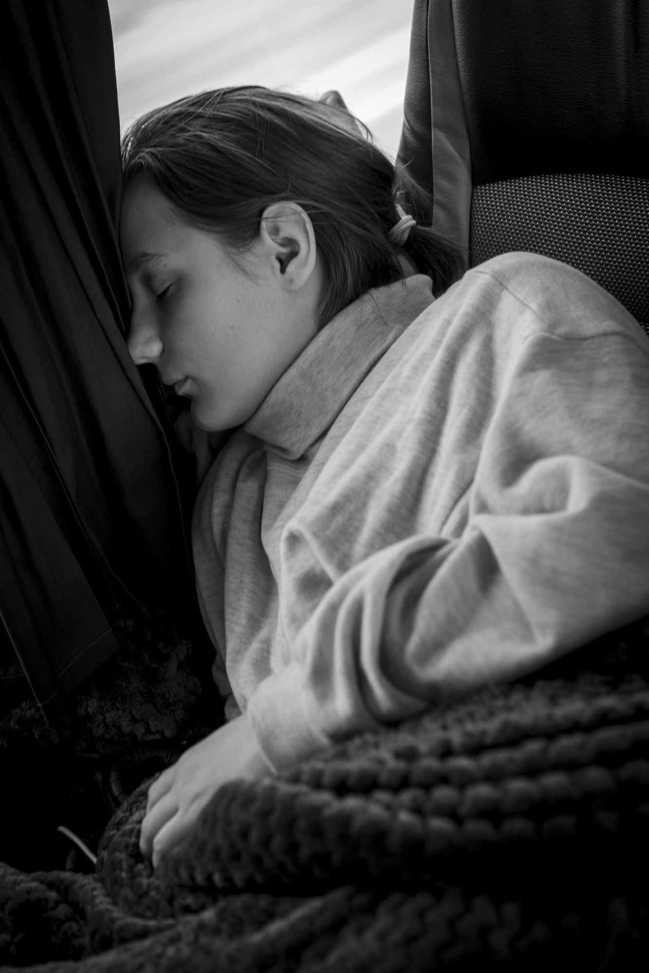 Una ragazza Ucraina dorme stremata durante il viaggio