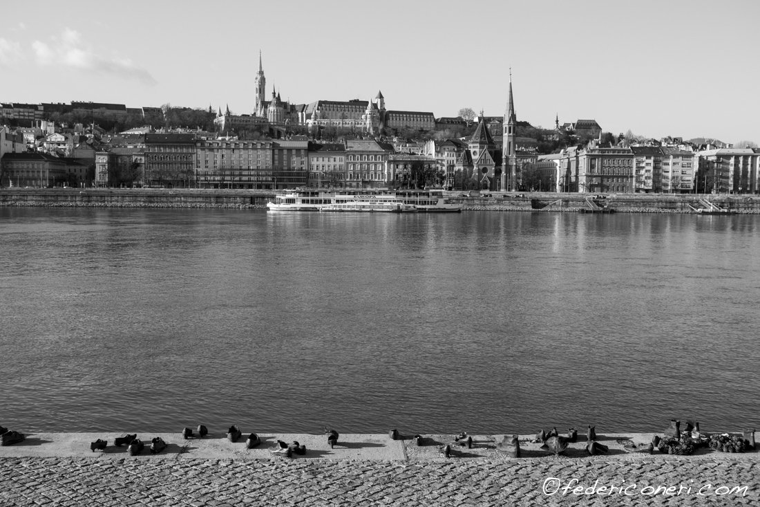 Budapest, il Memoriale delle Scarpe lungo il Danubio