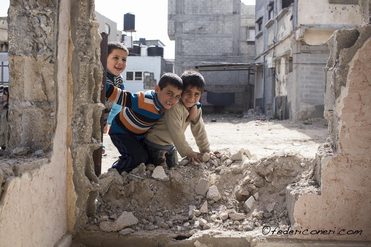 Bambini giocano tra le macerie a Shejaiya 