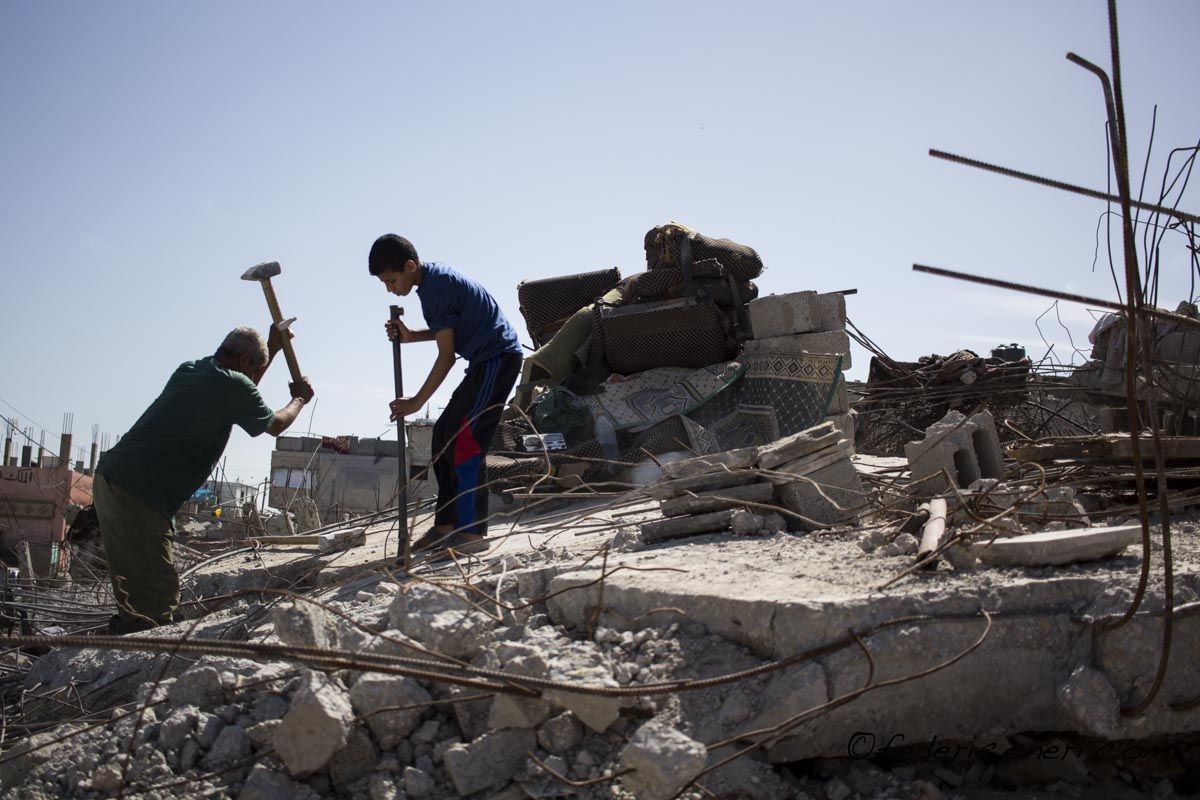 Beit Lahiya padre e figlio estraggono ferro dai ruderi della loro casa